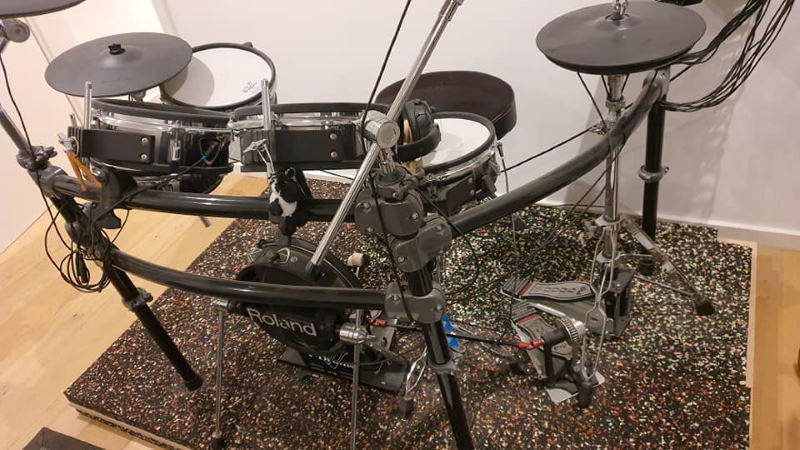 So dämmen Sie Ihren Proberaum und isolieren Gitarre, Schlagzeug und Bass vom Boden