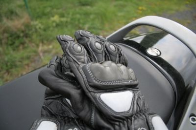Hier erhaten Sie Polsterung und Schaumstoff für Ihren Motorradsitz. Online bestellen.
