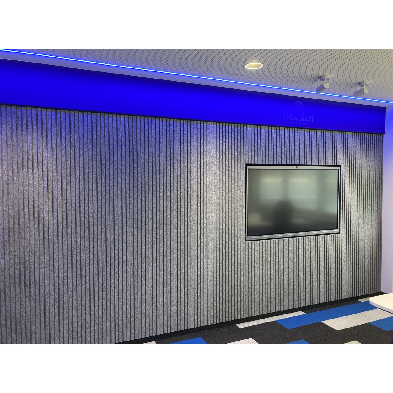 PET-Akustikpaneel für die Wand Beispiel Bürowand mit Fernseher