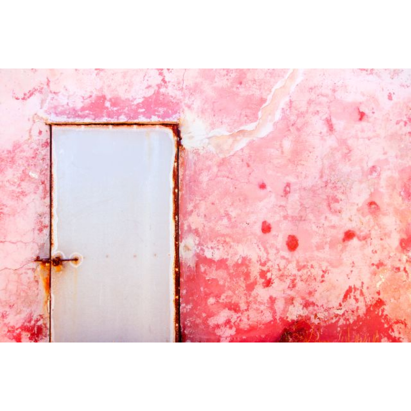 Akustikbild Türe an roter Wand