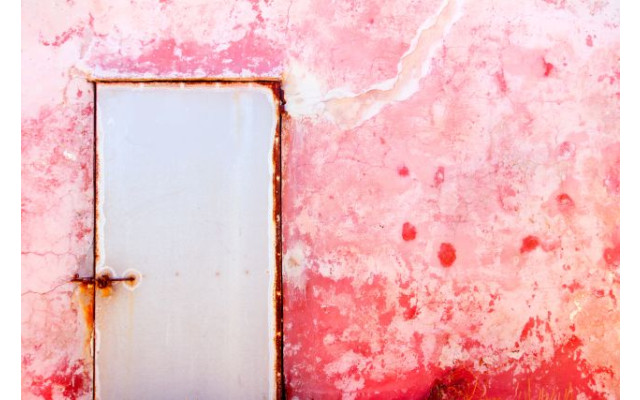 Akustikbild Türe an roter Wand